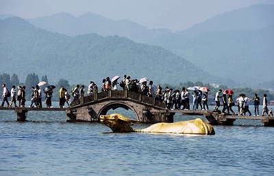 近年来的旅游客流量分析-俊竹科技